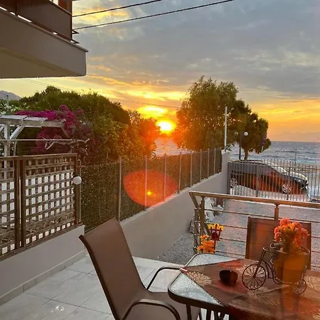 Akrotiri Luxury 公寓式酒店 3*