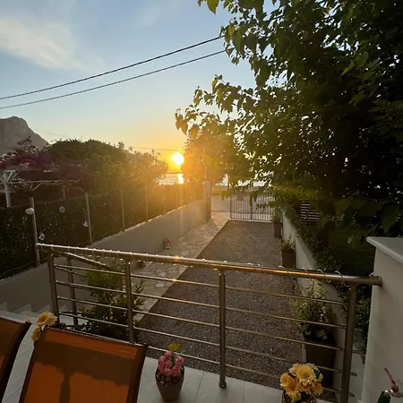 Akrotiri Luxury Aparthotel 3*