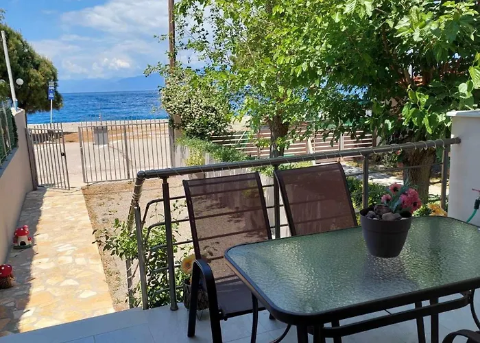Akrotiri Luxury Апарт-отель Trapeza (Peloponnese)