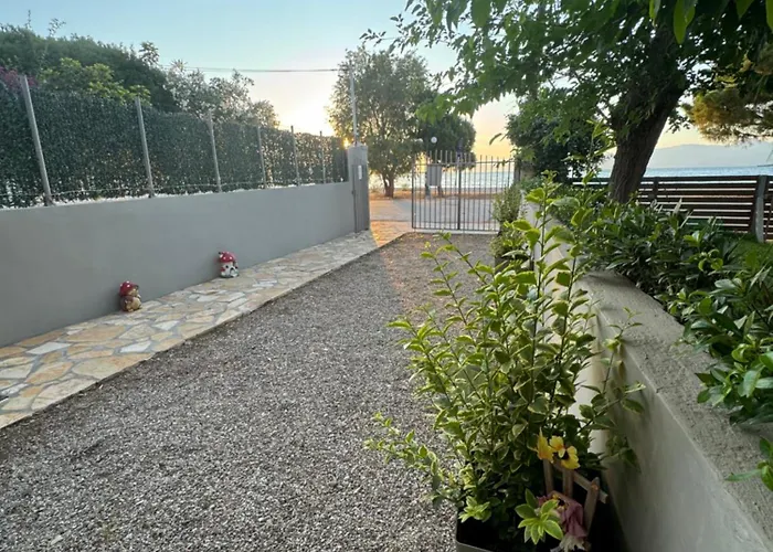 Апарт-отель Akrotiri Luxury Trapeza (Peloponnese)